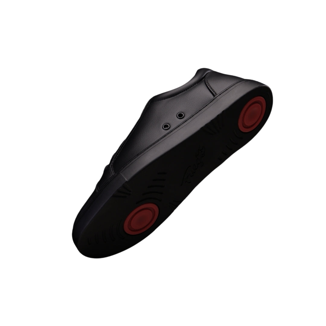 Fuego Low-Top Dance Sneaker in Schwarz von Fuego Dance Shoes, rote Kreise auf der Sohle, Seitenansicht.